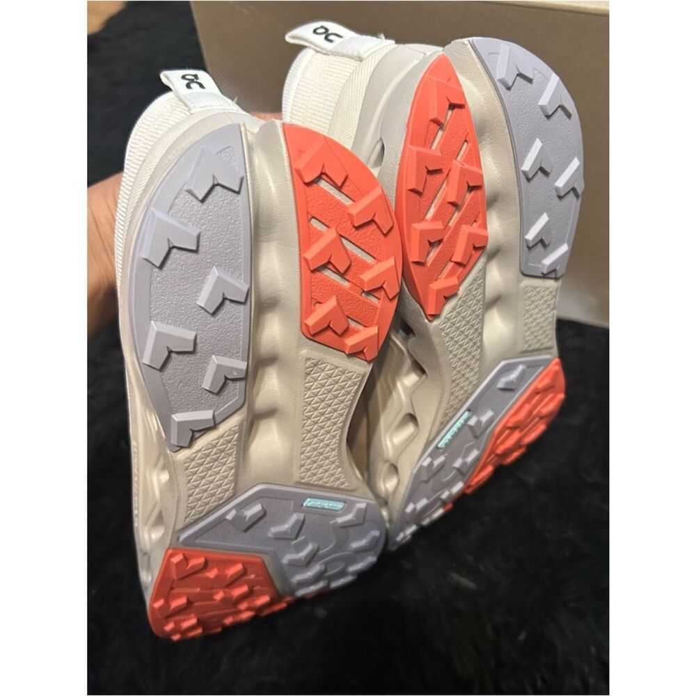 ON CLOUDSURFER trail ivory salmon athletic training lace up shoes sneakers 8.5 - Picture 5 of 7